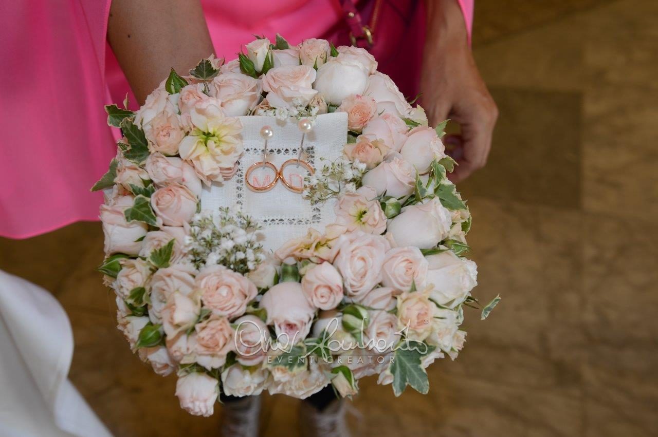 portafedi di rose rosa