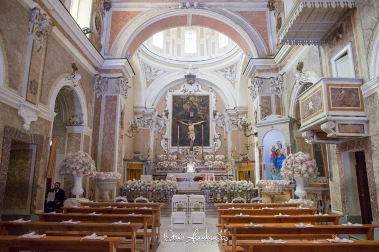 Addobbi floreali in chiesa