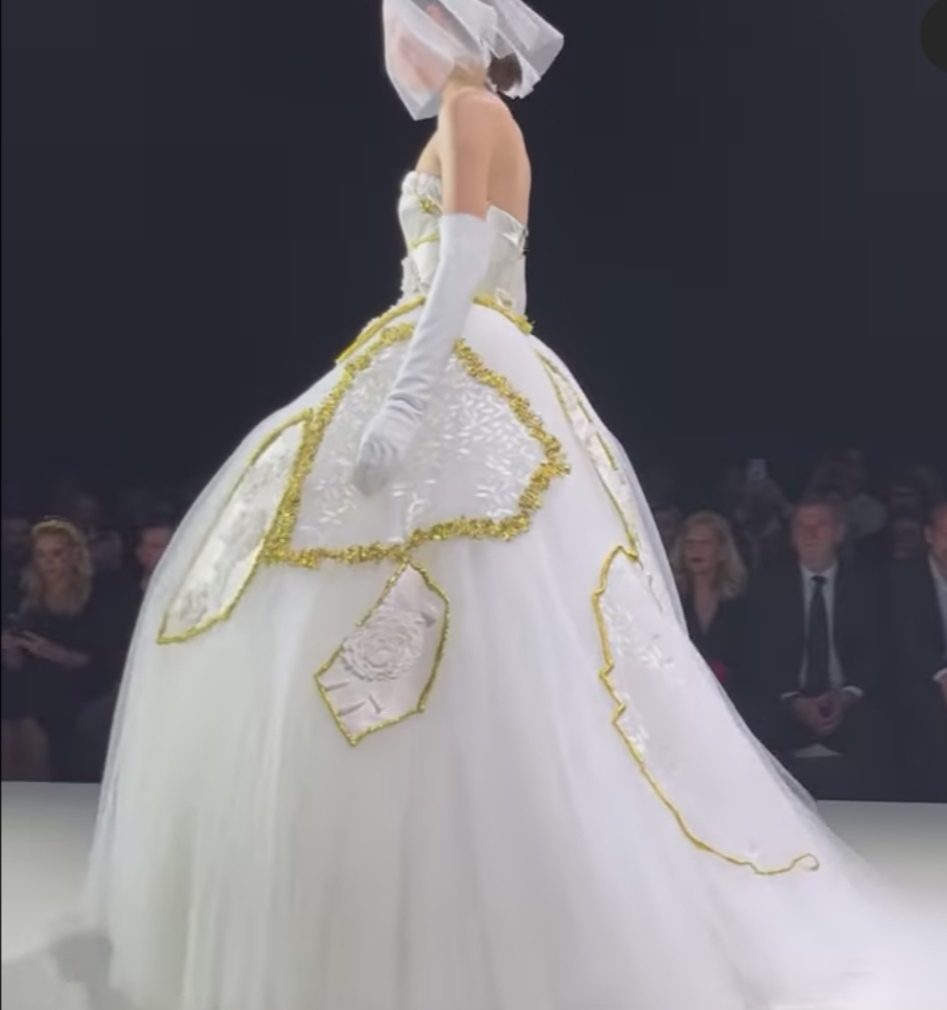 Viktor & Rolf sfila sulla passerella del Barcelona Bridal Fashion Week 2022