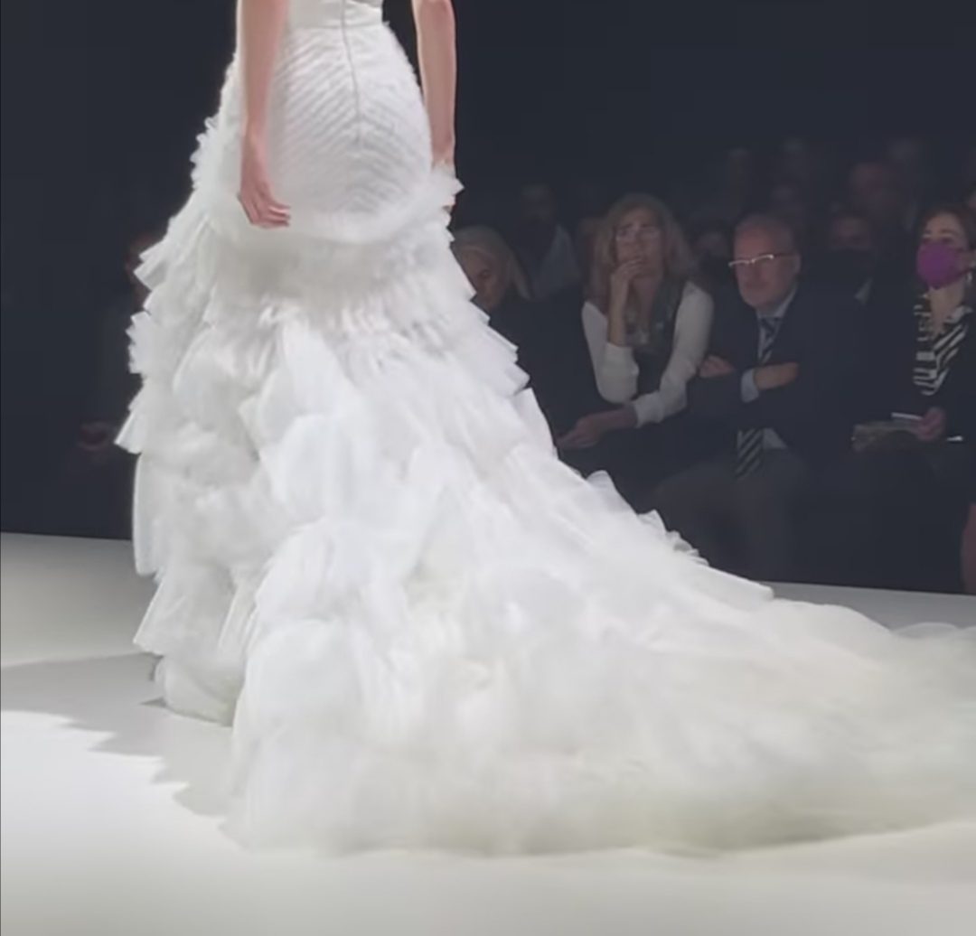 Viktor & Rolf sfila sulla passerella del Barcelona Bridal Fashion Week 2022