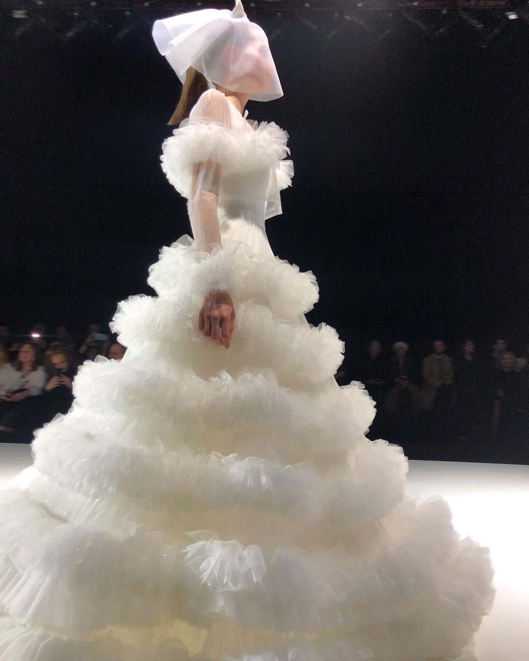 Viktor & Rolf sfila sulla passerella del Barcelona Bridal Fashion Week 2022