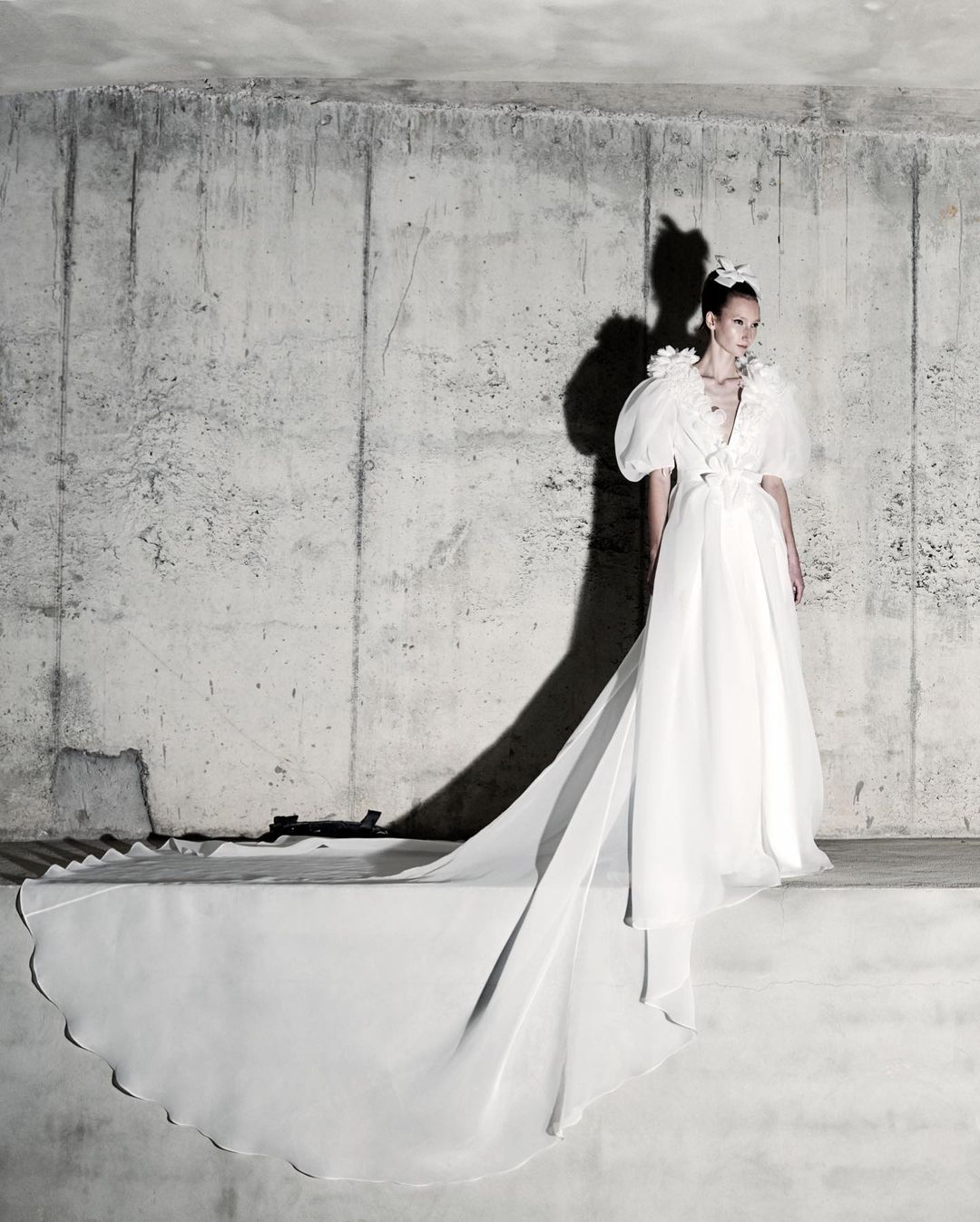 Viktor & Rolf sfila sulla passerella del Barcelona Bridal Fashion Week 2022