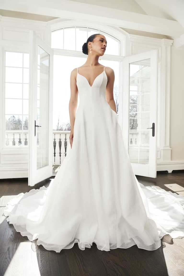 Collezione sposa primavera 2024 Eterna di Kelly Faetanini